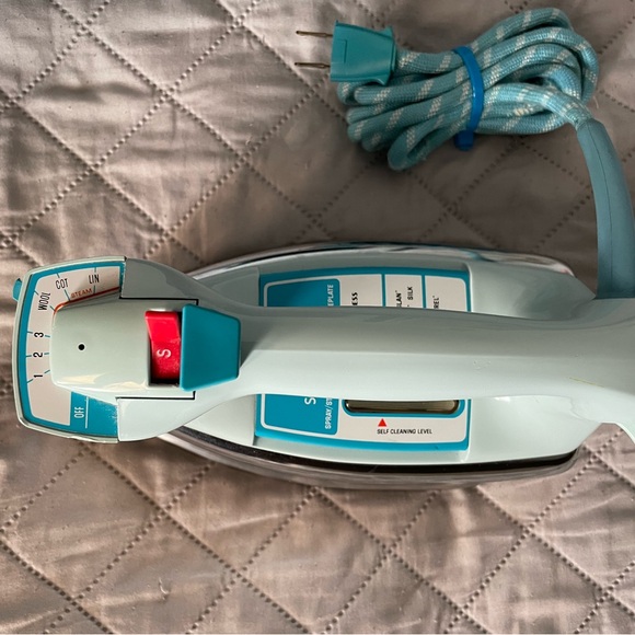 Vintage Electric Iron with Aqua Cord - Picture 6 of 13
